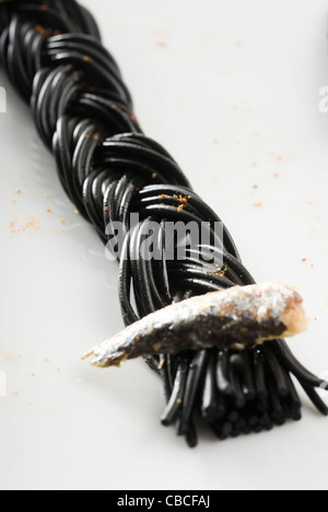 Gli spaghetti al nero di sardine e di Espelette pepe Foto Stock