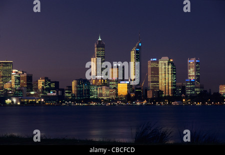 Perth skyline della città sul fiume Swan con Central Business District, visto da Sir James Mitchell Park, Australia occidentale Foto Stock