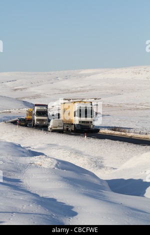 Il traffico si muove liberamente nonostante la neve pesante sul Woodhead Passo che collega Manchester e Sheffield Foto Stock