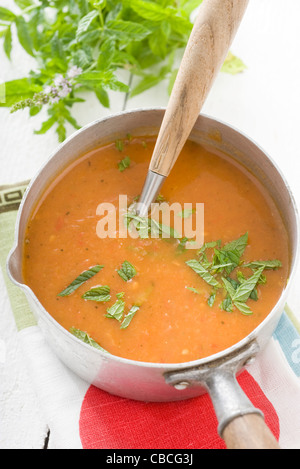 Zuppa di pomodoro con la menta Foto Stock