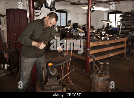 Fabbro al lavoro in negozio Foto Stock