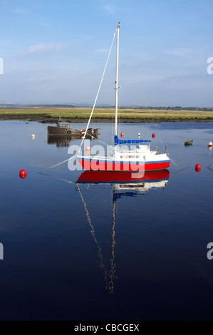 Red yacht legata a una boa di colore rosso con un vecchio stile barca dietro, Irvine, Ayrshire,Scozia Scotland Foto Stock