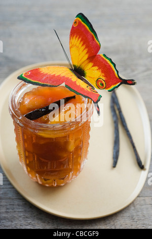 Confettura di albicocche e pesche noci marmellata con vaniglia Foto Stock