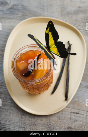 Confettura di albicocche e pesche noci marmellata con vaniglia Foto Stock