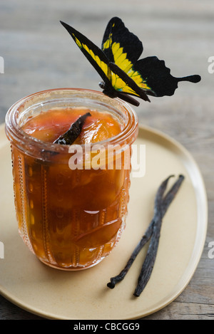 Confettura di albicocche e pesche noci marmellata con vaniglia Foto Stock