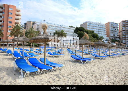 Il vuoto di sedie a sdraio a Magaluf Mallorca, Spagna. Maguluf è noto per la sua eccitante vita notturna Foto Stock