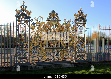 Ornati in cancelli di ferro nel giardino privato a Hampton Court Palace, Molesey Surrey in Inghilterra REGNO UNITO Foto Stock