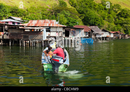 Gita in barca sul Lago Sentani, Jayapura, Indonesia Foto Stock