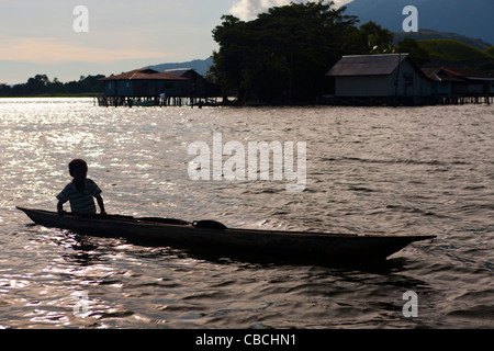 Gita in barca sul Lago Sentani, Jayapura, Indonesia Foto Stock