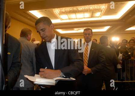 Illinois il senatore e candidato presidenziale democratico Barack Obama segni le copie del suo libro Foto Stock