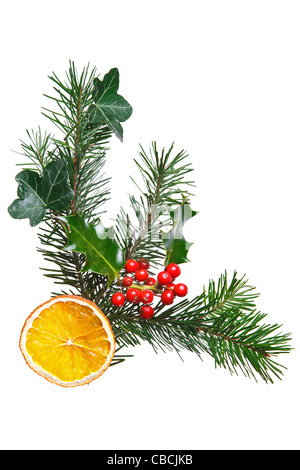 Foto di una decorazione di Natale realizzati con holly, bacche rosse, abete, edera e un essiccato fetta di arancia, Foto Stock