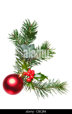 Foto di una decorazione di Natale realizzati con holly, bacche rosse, abete, edera e un rosso ninnolo, isolata su uno sfondo bianco. Foto Stock