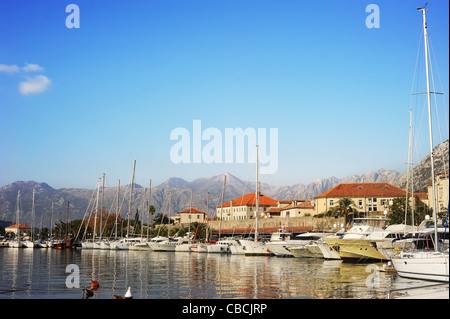 Un sacco di barche nel porto di Cattaro, Montenegro Foto Stock