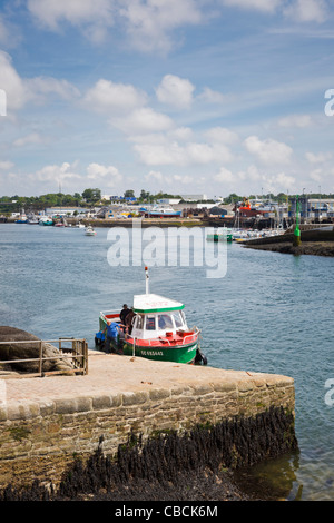 Traghetto attraverso dalla vecchia alla nuova città, Concarneau, Bretagna Francia Foto Stock