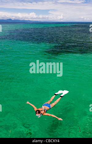Lo snorkeling nella laguna di Ahe Island, Cenderawasih Bay, Papua occidentale, in Indonesia Foto Stock
