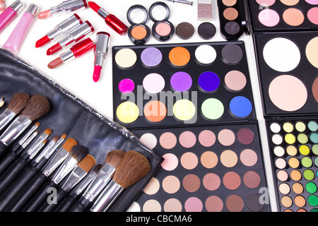 Make-up strumenti sul tavolo bianco, primo piano Foto Stock