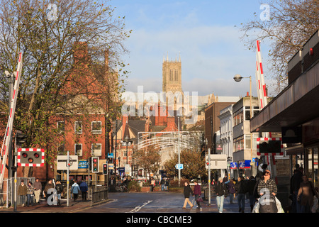 Scena di strada con gli amanti dello shopping shopping a Natale e la cattedrale che domina lo skyline. High Street Lincoln Lincolnshire England Regno Unito Foto Stock