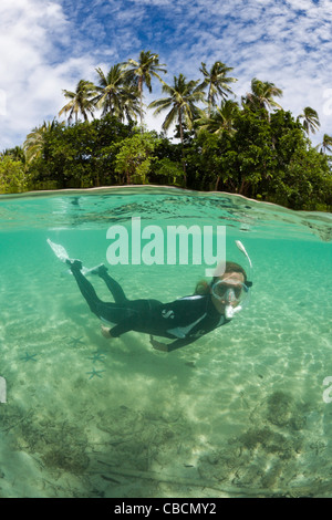 Lo snorkeling nella laguna di Ahe Island, Cenderawasih Bay, Papua occidentale, in Indonesia Foto Stock