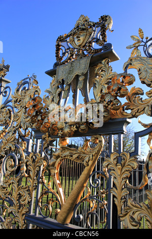 Ornati in cancelli di ferro nel giardino privato a Hampton Court Palace, Molesey Surrey in Inghilterra REGNO UNITO Foto Stock