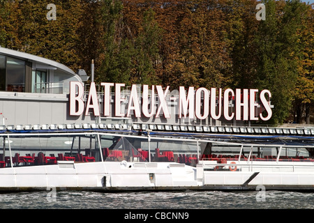 Bateaux Mouches pier sulla Senna a Parigi, Francia Foto Stock