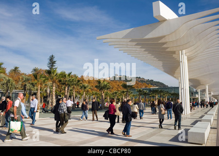 Persone che passeggiano nel rinnovato porto di Malaga, Costa del Sol, Andalusia. Foto Stock