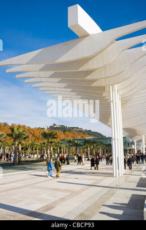 Persone che passeggiano nel rinnovato porto di Malaga, Costa del Sol, Andalusia. Foto Stock