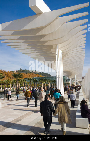 Persone che passeggiano nel rinnovato porto di Malaga, Costa del Sol, Andalusia. Foto Stock