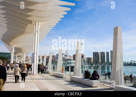 Persone che passeggiano nel rinnovato porto di Malaga, Costa del Sol, Andalusia. Foto Stock