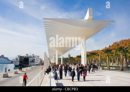 Persone che passeggiano nel rinnovato porto di Malaga, Costa del Sol, Andalusia. Foto Stock