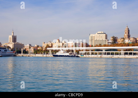 Il recentemente rinnovato porto di Malaga e Cattedrale, Costa del Sol, Andalusia. Foto Stock