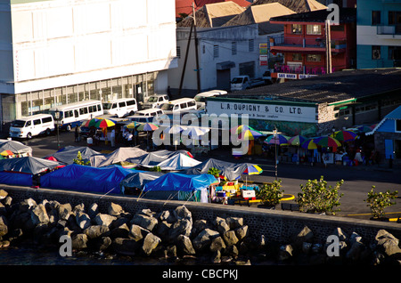 Roseau Dominica ombrelloni da mercato panoramica aerea di questo Eastern Caribbean Cruise Port Foto Stock