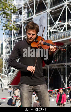 Un violinista esibirsi di fronte al Centre Georges Pompidou nel centro di Parigi, Francia Foto Stock
