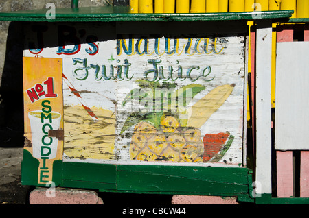 Vecchio weathered succo naturale di frutta segno, Roseau Dominica nei Caraibi orientali Foto Stock