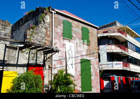Roseau Dominica vecchio plain coloniali Francesi magazzino stile accanto al moderno edificio Foto Stock