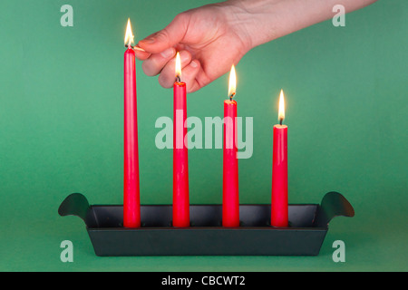 Quarta di Avvento, candele rosse, illuminato Foto Stock