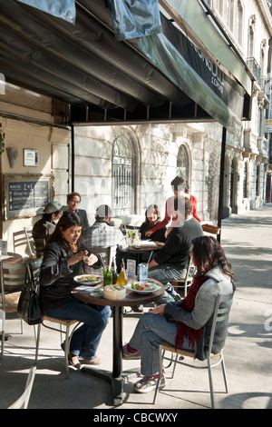 Gruppi di casualmente vestito giovani piace mangiare fuori a charming old world cafè sul marciapiede quartiere Roma Città Del Messico Foto Stock