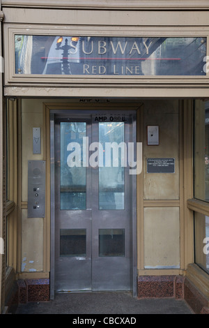 Ascensore per CTA metropolitana linea rossa Chicago Illinois Foto Stock