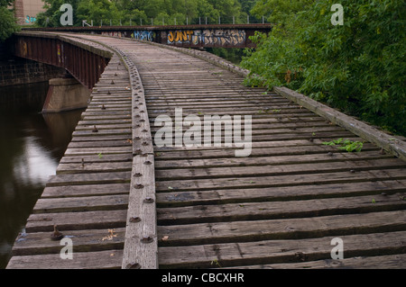 Vecchia ferrovia abbandonata ponti convergenti e contrassegnato con graffiti a nicollet island in Minneapolis Minnesota Foto Stock