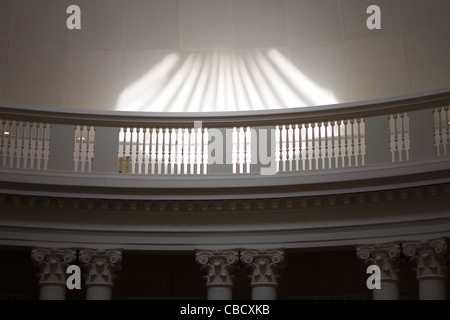 La luce solare dall'occhio (non raffigurata) sulle pareti della sala a cupola di la Rotonda Thomas Jefferson dell'università di Virginia, Charlottesville, VA. Foto Stock