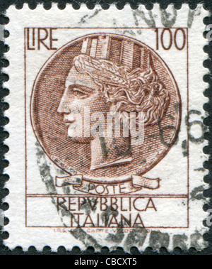 Italia - circa 1959: un timbro stampato in Italia, è mostrato Italia turrita dopo Syracusean Coin, circa 1959 Foto Stock