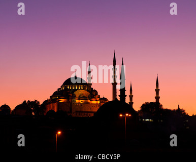 La Moschea di Suleymaniye e Rustem Pasa moschea al tramonto, dal quartiere Eminonu, Istanbul, Turchia Foto Stock