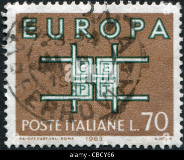 Italia - circa 1963: un timbro stampato in Italia, è mostrato nella forma del simbolo di ornamento CEPT, circa 1963 Foto Stock