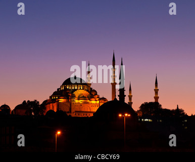 La Moschea di Suleymaniye e Rustem Pasa moschea al tramonto, dal quartiere Eminonu, Istanbul, Turchia Foto Stock