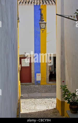 Appartata passerella di ciottoli con un Weathered arrugginita Lanterna di Metallo Foto Stock