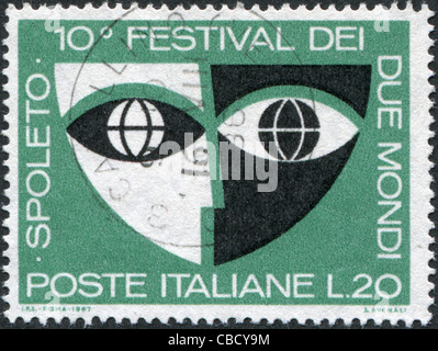 Italia - circa 1967: un timbro stampato in Italia, dedicato al decimo 'Festival dei Due Mondi", Spoleto, mostra la maschera stilizzata Foto Stock