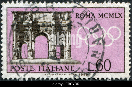 Italia - circa 1959: un timbro stampato in Italia, è dedicato ai Giochi Olimpici di Roma, mostra l'Arco di Costantino, circa 1959 Foto Stock