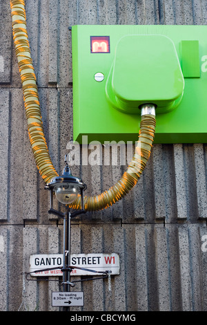 Verde gigante plug montato su una parete in London Inghilterra England Foto Stock