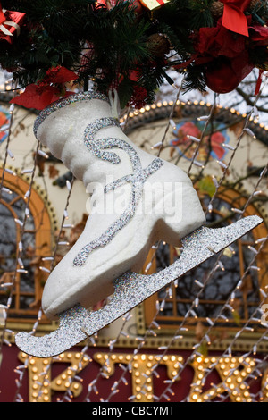 Giant pattino da ghiaccio decorazioni di Natale nella città di Londra Inghilterra Foto Stock