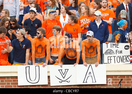 Università della Virginia gli studenti nelle gabbie prima della partita contro il Virginia Tech Hokies a Scott Stadium, Charlottesville, Virginia, Stati Uniti d'America Foto Stock