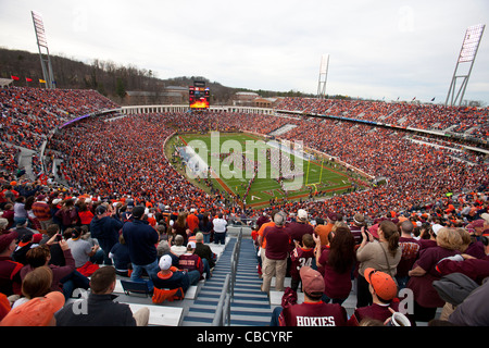 Vista generale dei tifosi seduti nelle gabbie prima che il gioco tra la Virginia Cavaliers e il Virginia Tech Hokies a Scott Stadium, Charlottesville, Virginia, Stati Uniti d'America Foto Stock